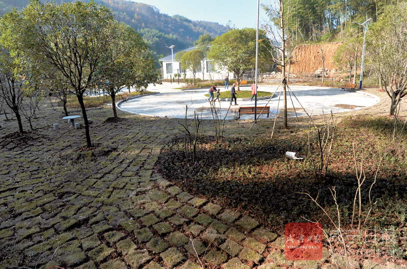 3日,崇阳县桂花泉镇横山村,村民们正在新建的广场上游玩.