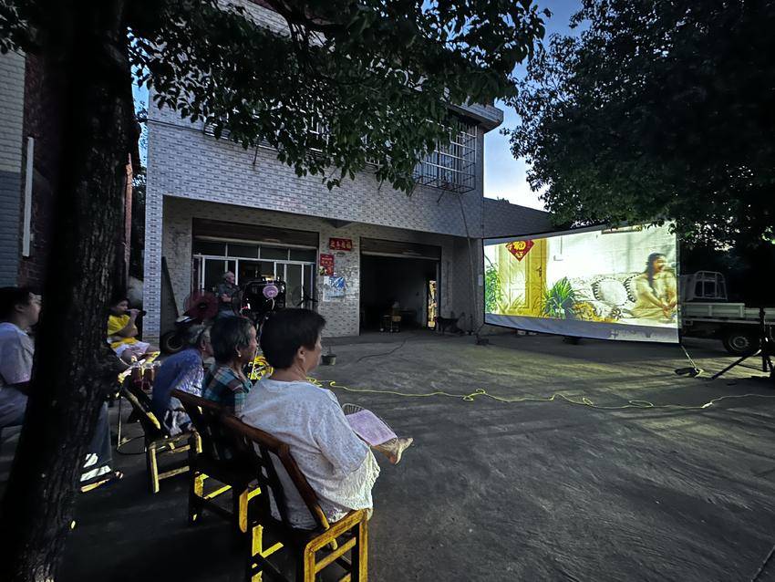 赤壁市余家桥乡：在电影光束中架起移风易俗文明桥
