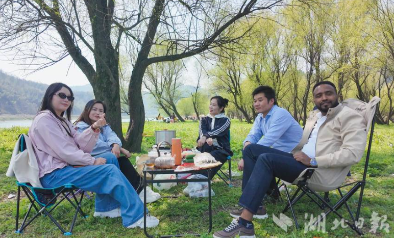 ​国际友人点赞崇阳山水“十里画廊”