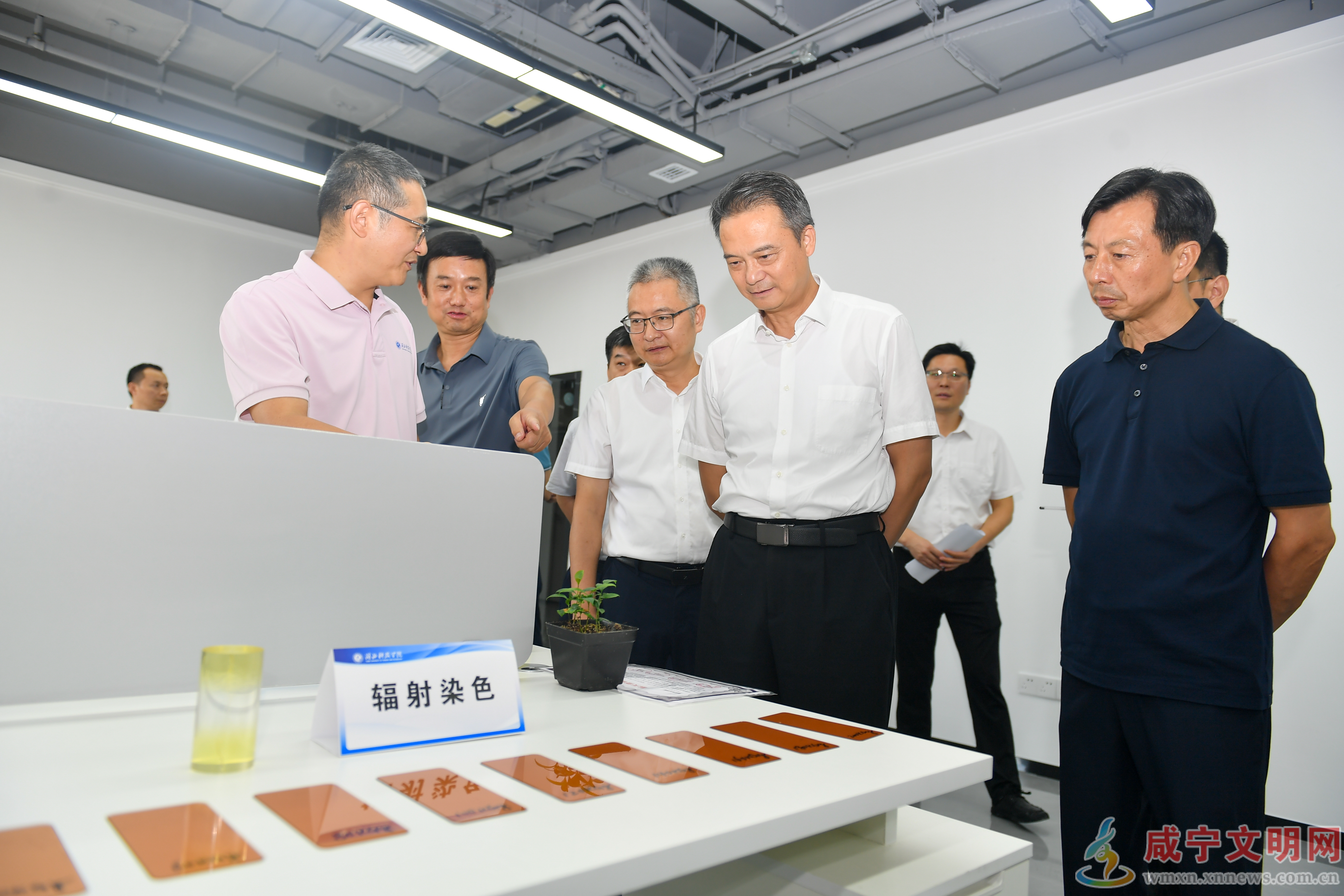 周锋到咸宁高新区调研时强调：扎实推动科技创新和产业创新深度融合
