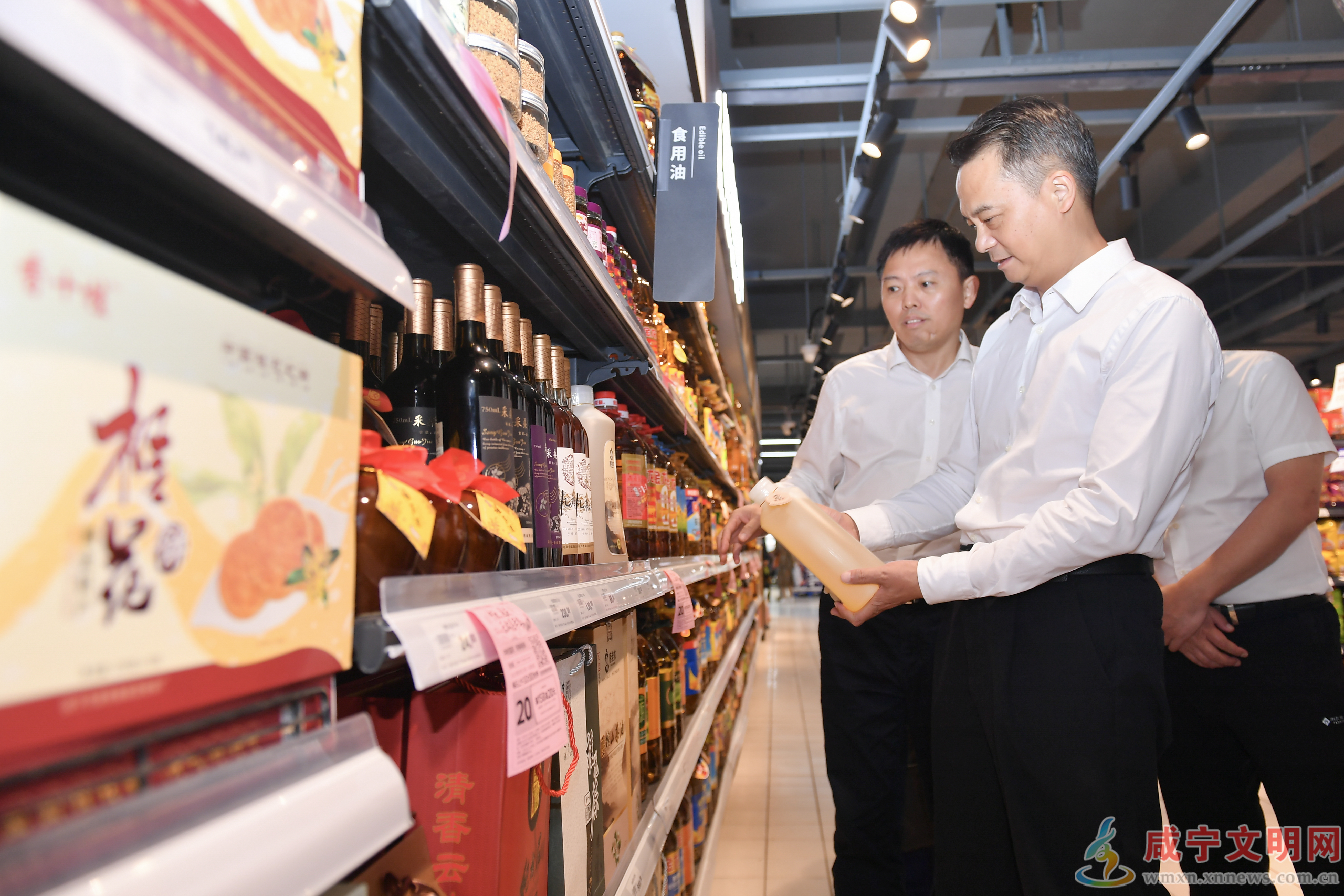 周锋检查督导节日市场保供稳价及安全生产工作时强调：守牢安全底线 强化保障服务 确保市民游客欢乐祥和过节