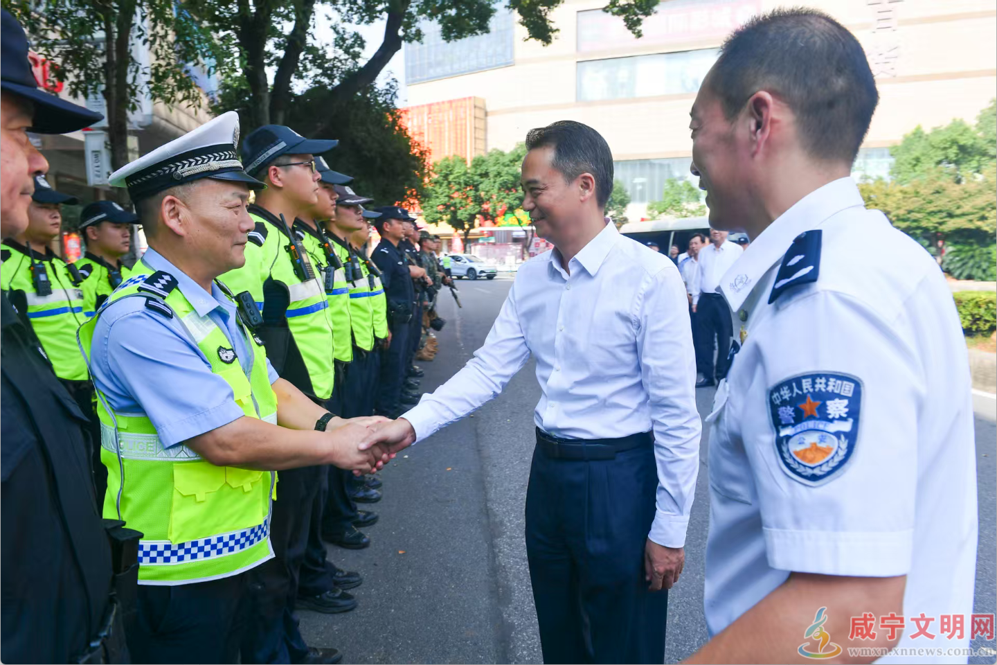 周锋杨军检查“双节”安保工作并慰问公安民警 时刻绷紧安全稳定这根弦 全力守护社会安宁和群众安全