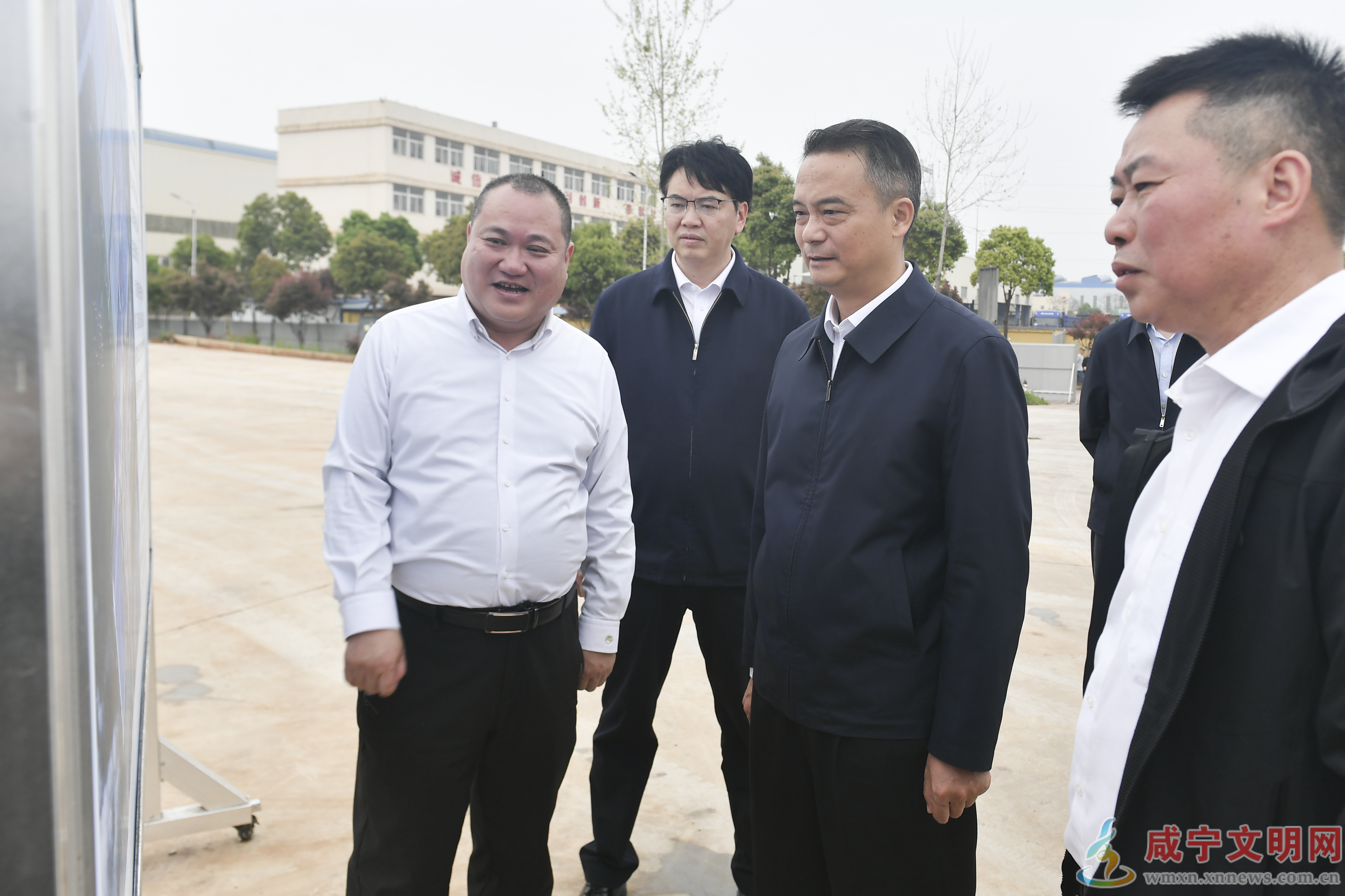 周锋到嘉鱼县调研绿色新型材料产业发展时强调 强化科技赋能  打造良好生态 坚定不移推动产业集群发展