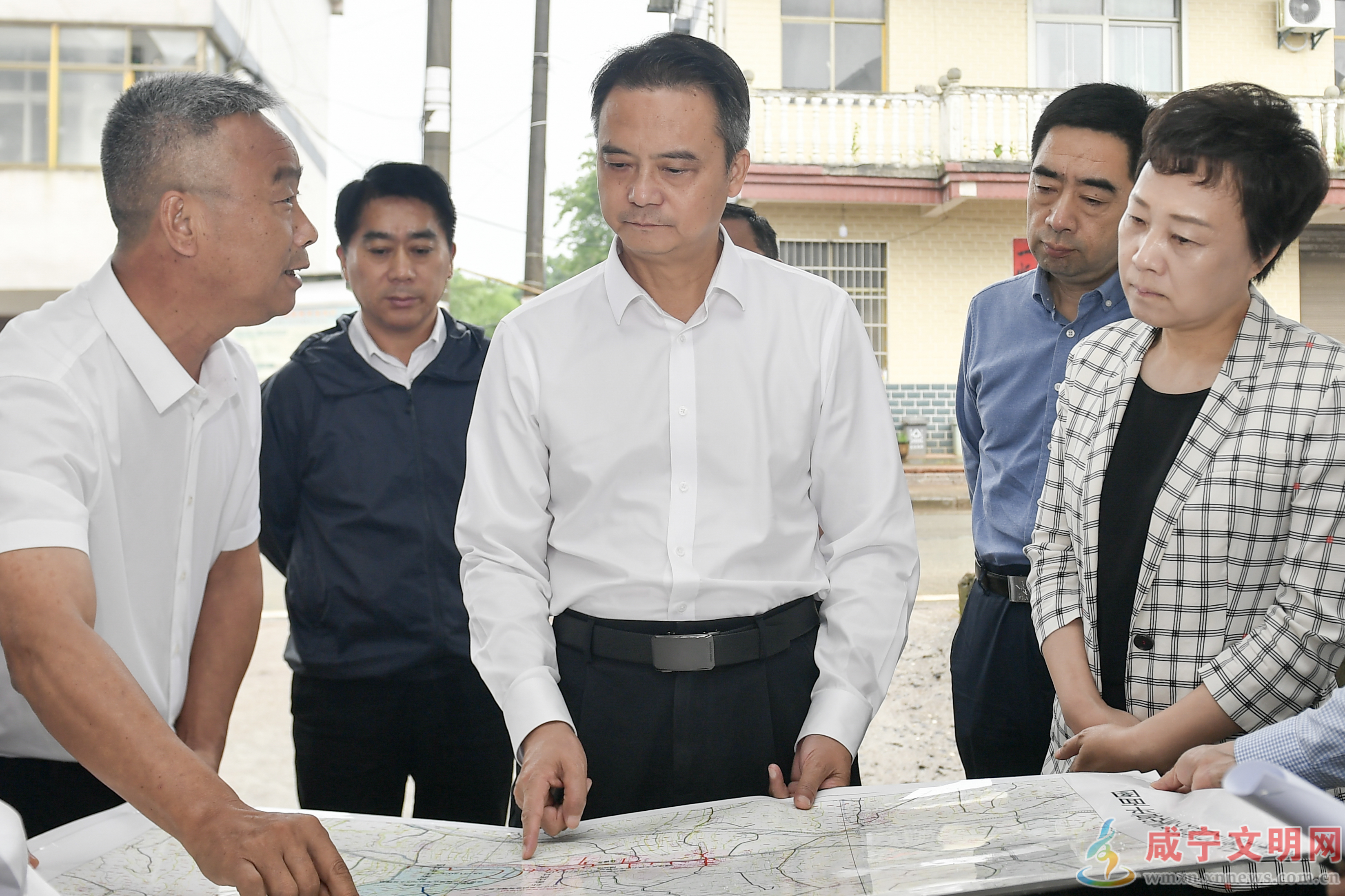 周锋到咸安区调研农村基础设施建设改革试点工作时强调  因地制宜抓好试点探索和示范推广  努力形成更多成功经验和成熟模式